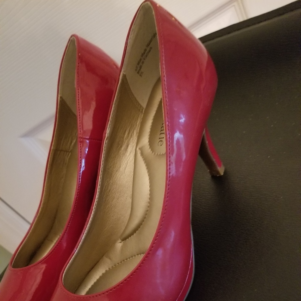 Red Pumps - Picture 3 of 3